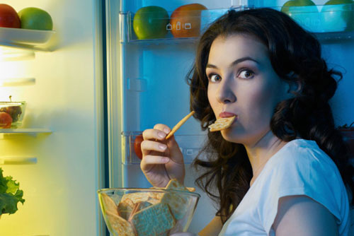 Nguy hiểm ‘rình rập’ từ thói quen ăn đêm