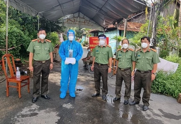 Tổ công tác phòng chống dịch COVID-19 trên địa bàn huyện Phú Tân động viên và hỗ trợ gia đình Trung sỹ Nguyễn Tâm Nhất 