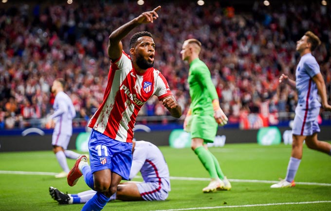 Suarez ghi bàn, Atletico nhấn chìm Barca trong khủng hoảng