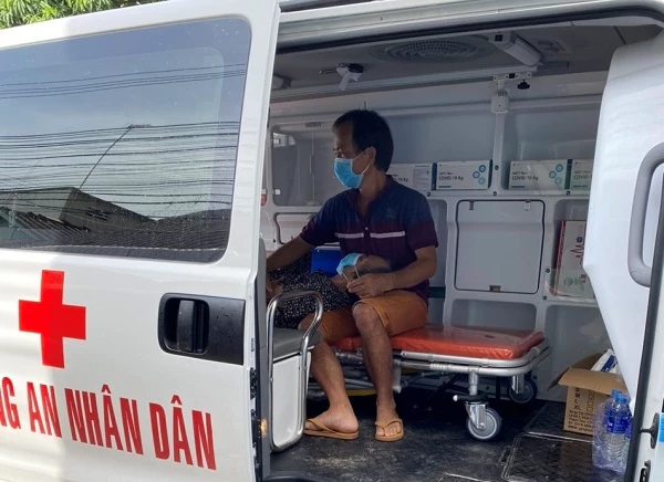 Đưa bà Nguyễn Thị Ánh đến Trung tâm Y tế huyện Phú Tân cấp cứu kịp thời.