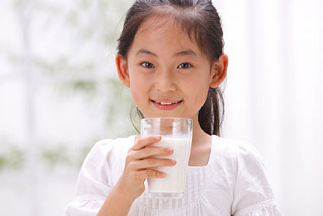 Cho trẻ uống quá nhiều sữa cực nguy hiểm