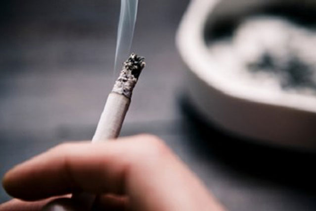 Thoái hóa đĩa đệm cột sống cổ vì thuốc lá