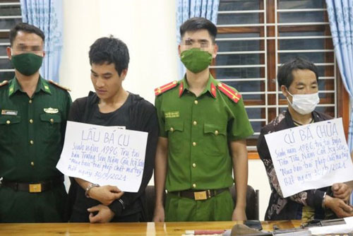 Mang súng AK và dao nhọn để mua bán ma túy