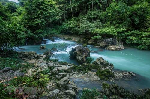Dòng suối đẹp nhất Cao Bằng khoác màu ngọc bích huyền bí như tiên cảnh