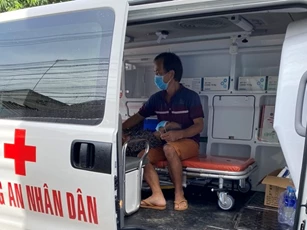 An Giang: Lực lượng phòng, chống dịch hỗ trợ đưa người đi cấp cứu