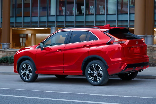 2. Mitsubishi Eclipse Cross 2022 (giá khởi điểm: 24.590 USD).