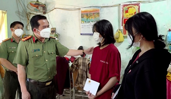 Công an tỉnh An Giang thăm, tặng quà cho gia đình có người tử vong do nhiễm COVID-19