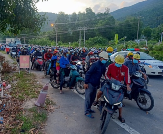 CSGT Thừa Thiên Huế, Quảng Trị hỗ trợ đồ ăn, nước uống cho hàng nghìn người dân về quê từ các tỉnh phía Nam