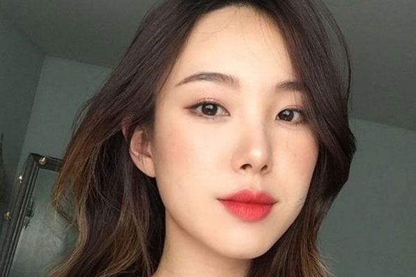 Bật mí những bước trang điểm nâng tầm nhan sắc cho các cô nàng tóc đen