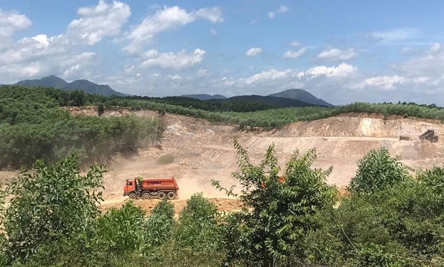 Tại Dự án khai thác khoáng sản đất làm vật liệu san lấp thuộc khu vực đồi Trốc Voi 2, Công ty TNHH Xây dựng vận tải Minh Nhật đã có hành vi vi phạm không xây lắp công trình bảo vệ môi trường. Ảnh: A.K.