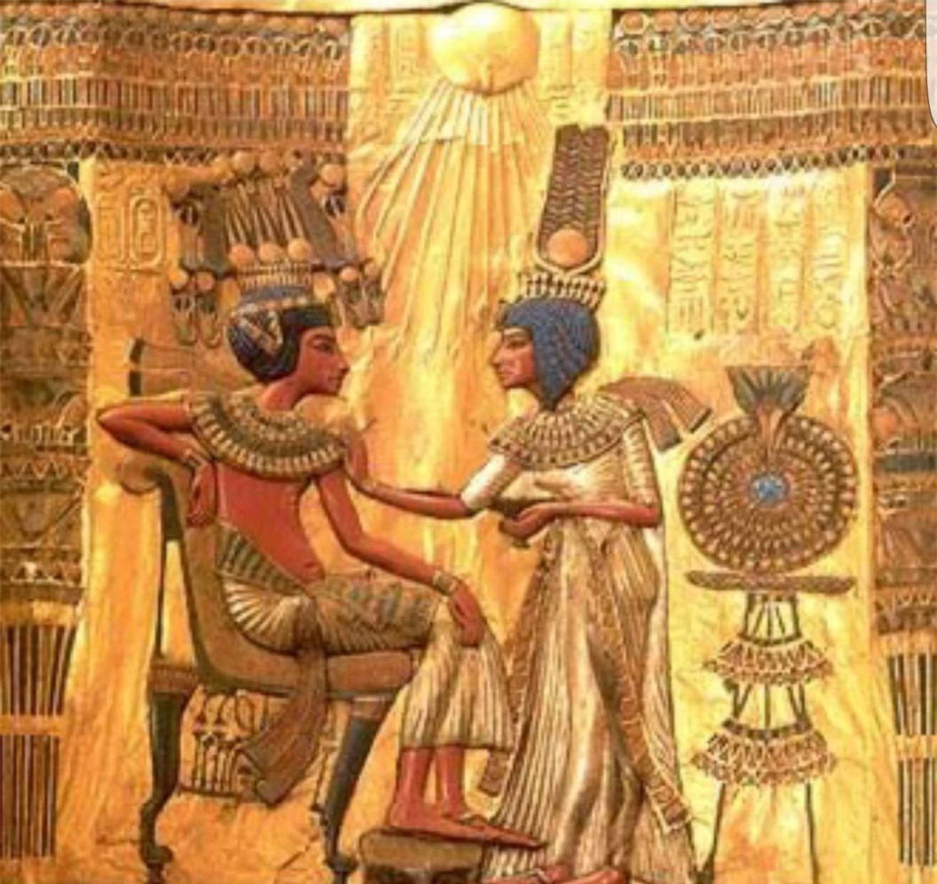  Một chiếc đĩa vàng được tìm thấy trong ngôi mộ vua Tutankhamun minh họa Tutankhamun và Ankhesenamen ở bên nhau 
