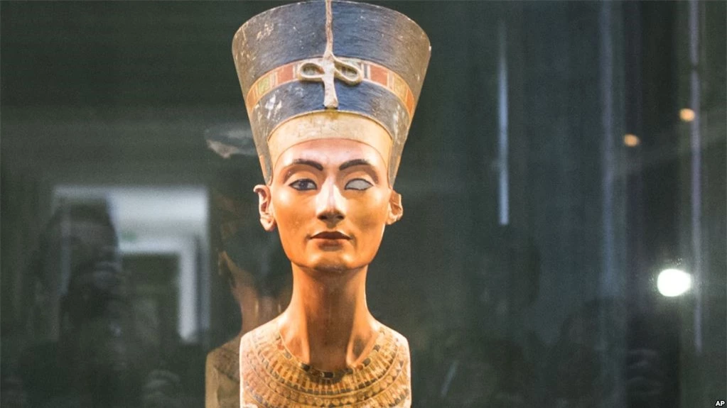  Tượng bán thân của nàng Nefertiti hiện được trưng bày ở bảo tàng Altes, Berlin 