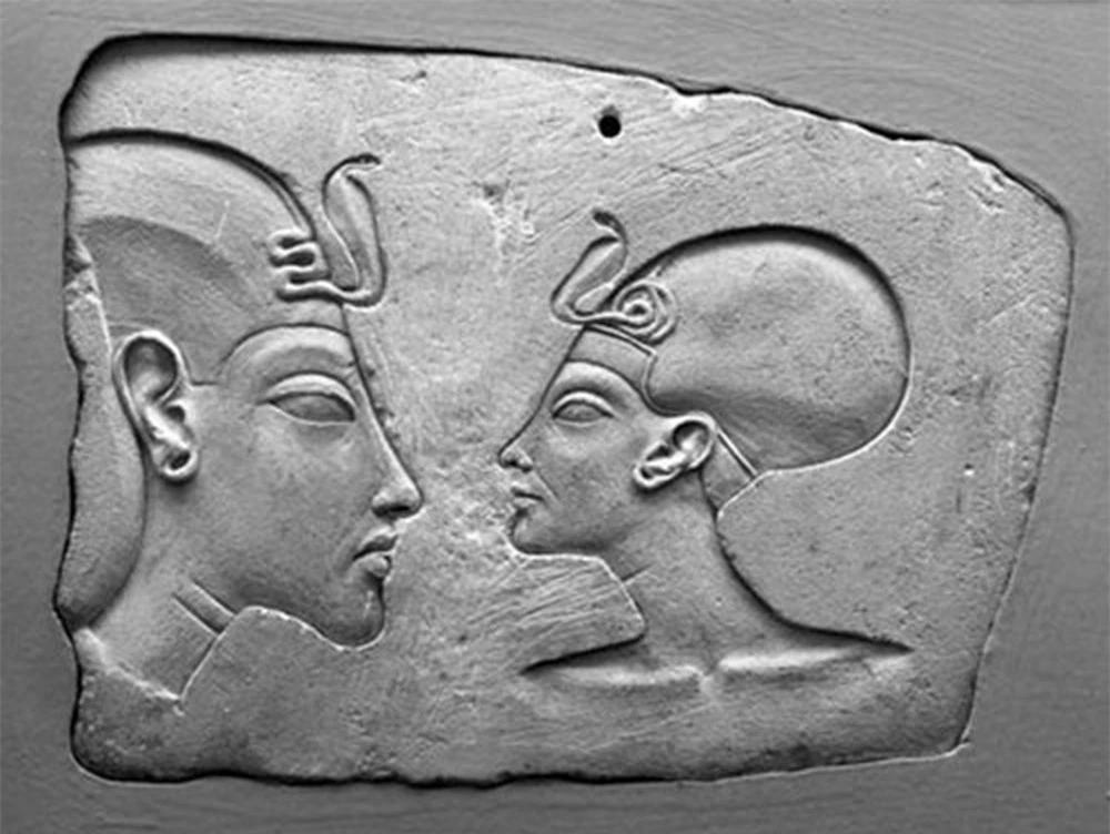  Hình khắc mô tả Nữ hoàng Nefertiti lớn bằng chồng cho thấy tầm quan trọng của bà, hiện được trưng bày tại Bảo tàng Brooklyn, Mỹ 