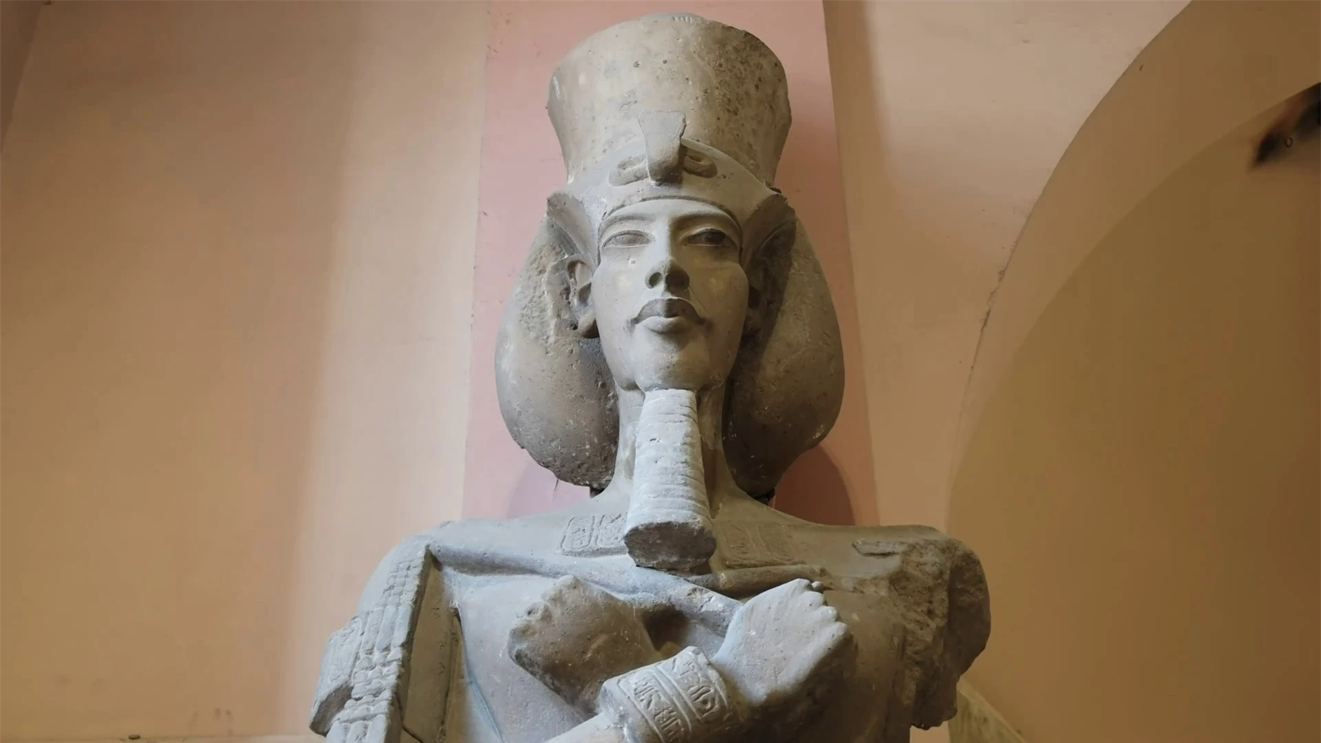  Chân dung Pharaoh Akhenaten 