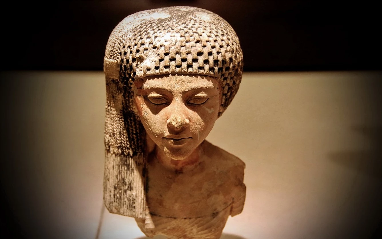  Con gái lớn của Nefertiti và Akhenaten là công chúa Meryetaten, sau này trở thành vợ vua Akhenaten 