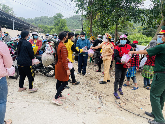  CSGT Thừa Thiên Huế hỗ trợ người dân từ các tỉnh phía Nam trở về quê