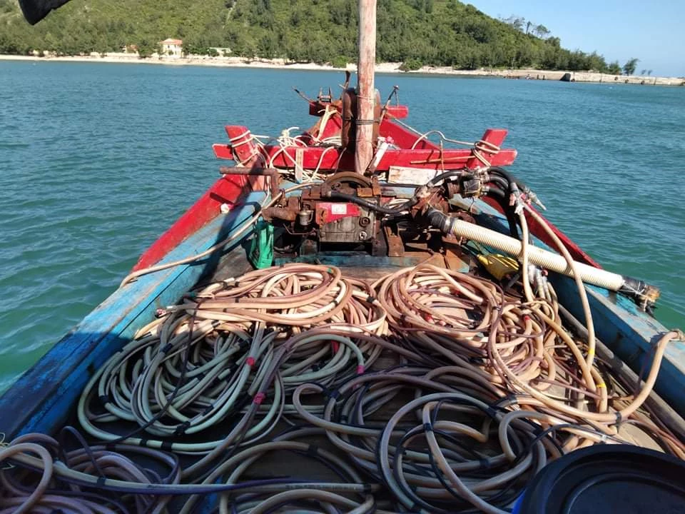 Dụng cụ đánh bắt hải sản của ngư dân nằm chất đống trên tàu chờ ngày hoạt động 