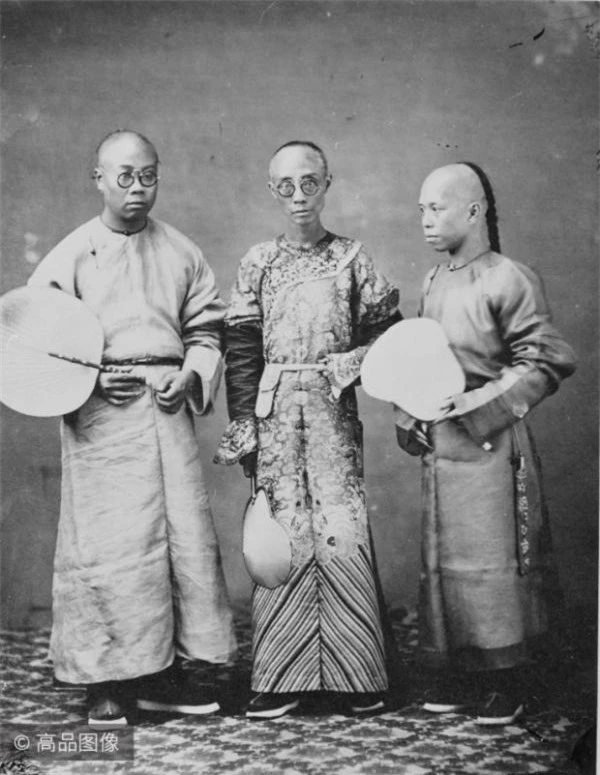   Bức ảnh được cho là chân dung của 3 nhân vật lịch sử ngoài đời thực. Phó Hằng, Hoàng thượng, Hoằng Trú (từ trái qua phải) nhưng sự thật không phải như vậy.  