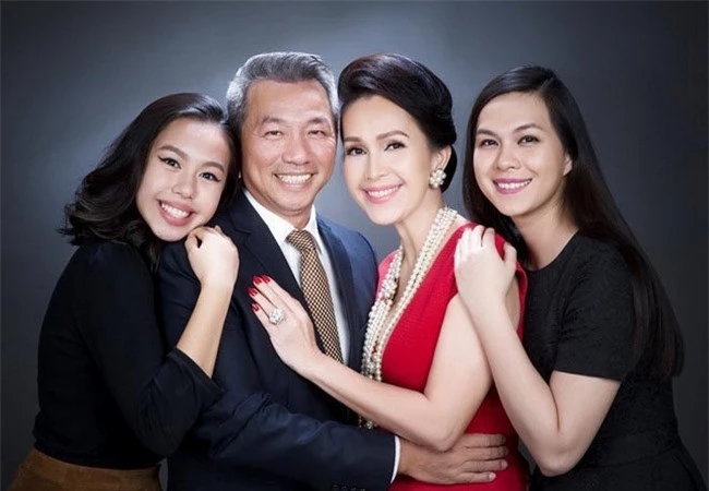 "Nữ hoàng ảnh lịch" có 2 cô con gái siêu đỉnh: Biết 4 thứ tiếng, chơi thể thao cừ, đẹp đến mức ai cũng khuyên nên đi thi hoa hậu - Ảnh 2. "Nữ hoàng ảnh lịch" có 2 cô con gái siêu đỉnh: Biết 4 thứ tiếng, chơi thể thao cừ, đẹp đến mức ai cũng khuyên nên đi thi hoa hậu - Ảnh 2.