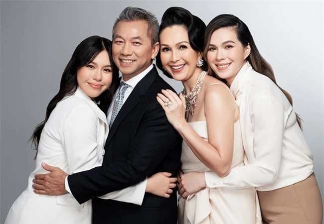 "Nữ hoàng ảnh lịch" có 2 cô con gái siêu đỉnh: Biết 4 thứ tiếng, chơi thể thao cừ, đẹp đến mức ai cũng khuyên nên đi thi hoa hậu - Ảnh 6. "Nữ hoàng ảnh lịch" có 2 cô con gái siêu đỉnh: Biết 4 thứ tiếng, chơi thể thao cừ, đẹp đến mức ai cũng khuyên nên đi thi hoa hậu - Ảnh 6.