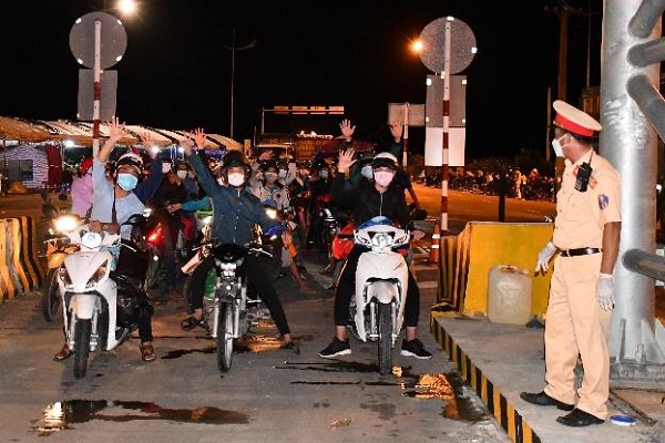 Trà Vinh: Khẩn trương hỗ trợ cho người dân về quê đảm bảo an toàn