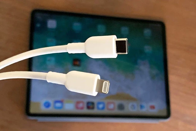 Apple sẽ mất một phần doanh thu và quyền kiểm soát nếu thay cổng sạc Lightning. Ảnh: Cult of Mac. Apple sẽ mất một phần doanh thu và quyền kiểm soát nếu thay cổng sạc Lightning. Ảnh: Cult of Mac.