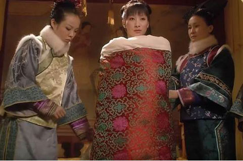 Sự thật về việc các phi tần thời nhà Thanh được bọc trong chăn khi đưa vào cung vua