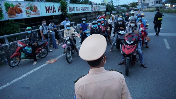 Các tỉnh miền Tây đồng loạt kiến nghị Thủ tướng yêu cầu người dân dừng về quê do khu cách ly đã quá tải