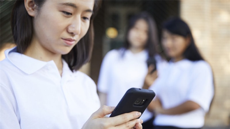 Vì sao bé gái tuổi teen dễ trầm cảm trong "thời đại mạng xã hội"?