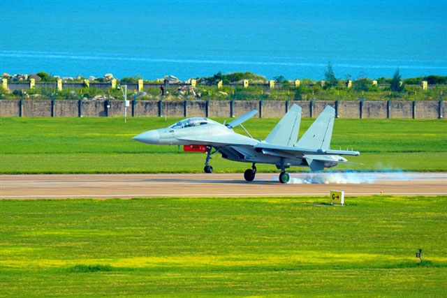 Trung Quốc sắp trình làng tiêm kích tác chiến điện tử J-16D