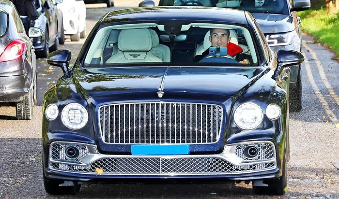 Ronaldo mua thêm xe siêu sang Bentley Flying Spur