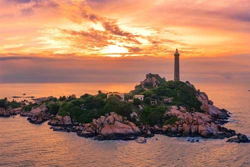 Ngọn hải đăng cổ nhất Đông Nam Á lặng lẽ nằm giữa hòn đảo ở Bình Thuận