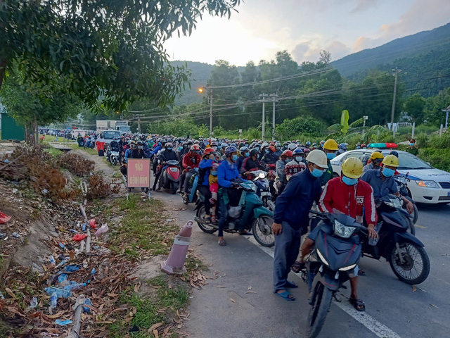 Sáng 4/10, hàng nghìn người đi xe máy từ các tỉnh thành phía Nam về đến địa bàn tỉnh Thừa Thiên Huế