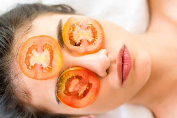Dùng cà chua đông đá chăm sóc để có được làn da mịn màng, trắng hồng