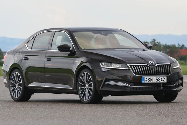 1. Skoda Superb (giá khởi điểm: 24.140 bảng Anh).