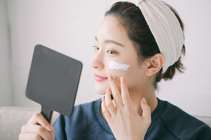 Vì sao nghỉ ở nhà vẫn nên thoa kem chống nắng đều đặn?