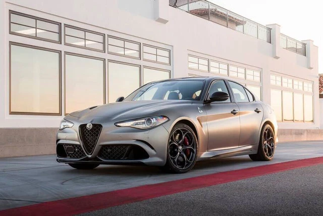 6. Alfa Romeo Giulia (giá khởi điểm: 33.010 bảng Anh).