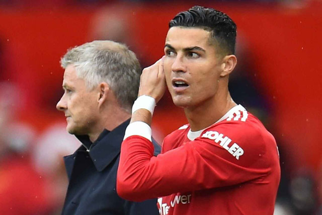 Sir Alex bực bội khi Solskjaer để Ronaldo ngồi dự bị