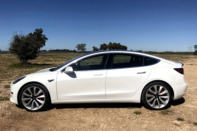 8. Tesla Model 3 (giá khởi điểm: 56.490 bảng Anh).
