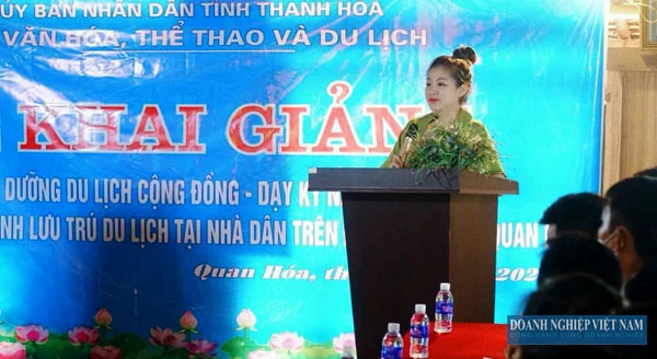 Bà Nguyễn Hồng Liên - Giám đốc công ty Cổ phần Dạ Lan phát biểu tại buổi lễ khai giảng lớp học.