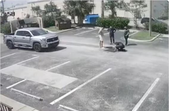 Nghe tiếng kêu lạ dưới ống cống, người đàn ông vội báo cảnh sát khi nhìn xuống dưới