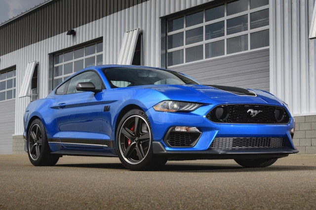 =1. Ford Mustang GT Performance (thời gian thăng tốc từ 0-96 km/h: 3.9 giây, giá khởi điểm: 44.625 USD).