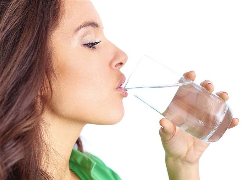 Uống đủ nước tốt cho sức khỏe và sắc đẹp