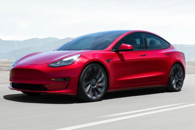=6. Tesla Model 3 Long Range (thời gian thăng tốc từ 0-96 km/h: 4,4 giây, giá khởi điểm: 46.990 USD).