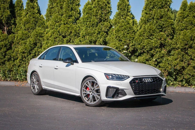 =6. Audi S4 (thời gian thăng tốc từ 0-96 km/h: 4,4 giây, giá khởi điểm: 49.900 USD).