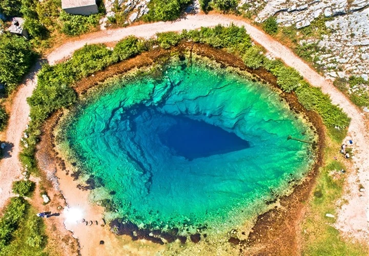 Choáng ngợp vẻ đẹp siêu thực của hồ nước được mệnh danh ‘Con mắt của Trái Đất’  - 1