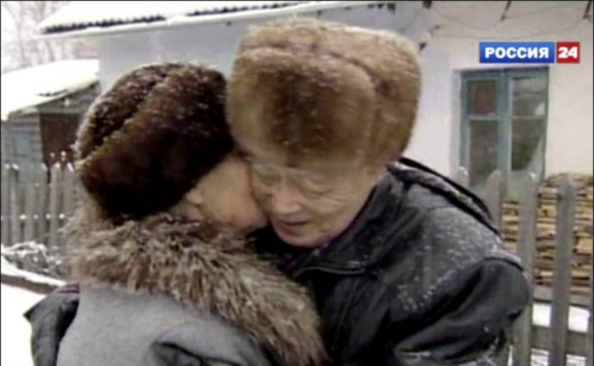 Bà Klavdia hôn tạm biệt người chồng yêu quý của mình. Ảnh: Vesti.ru