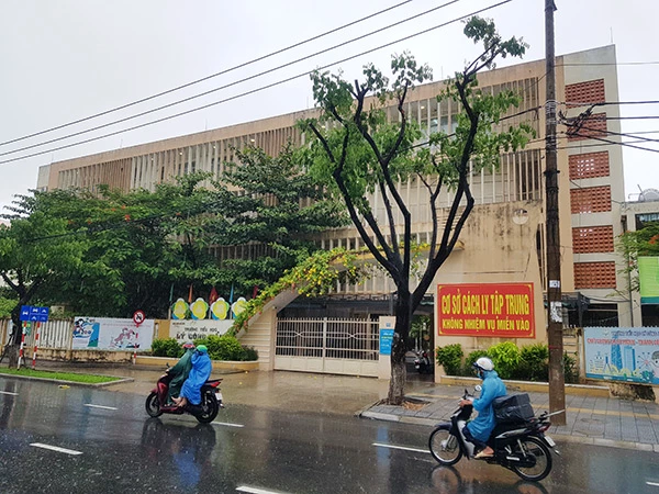Trong thời gian qua, nhiều trường học ở Đà Nẵng đã được trưng dụng làm khu cách ly tập trung phòng, chống dịch COVID-19 (Trong ảnh: Đến sáng 6/10, Trường tiểu học Lý Công Uẩn (quận Hải Châu) vẫn chưa được gỡ bảng "Cơ sở cách ly tập trung")