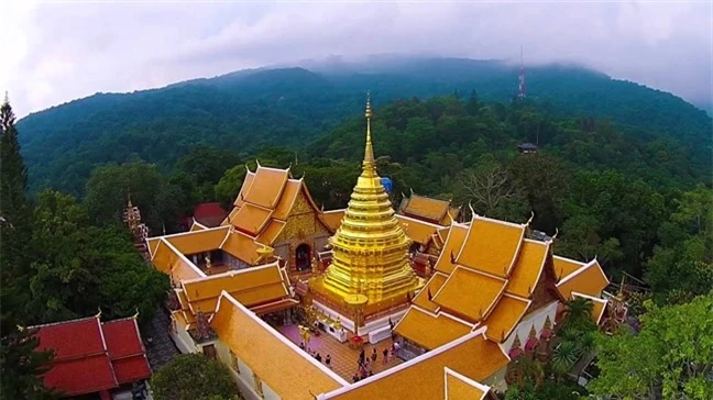 Ngoi chua linh thieng tren nui o Chiang Mai