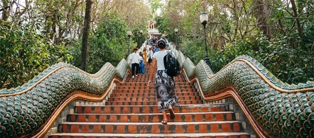 Ngoi chua linh thieng tren nui o Chiang Mai